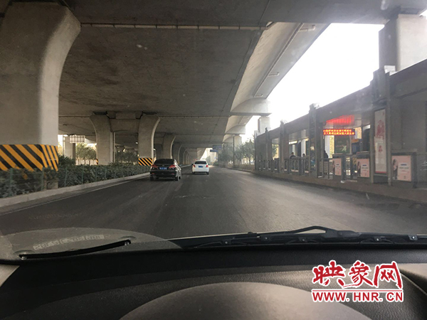 限行首日，三環(huán)橋上橋下，車輛不多，交通狀況良好。