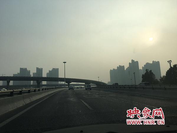 限行首日，三環(huán)橋上橋下，車輛不多，交通狀況良好。