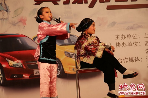 兩個小演員的表演活潑，惹得觀眾連連叫好。