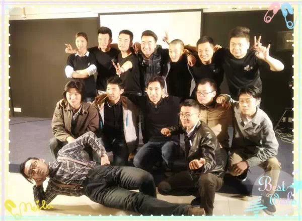 表演結(jié)束，看這哥們兒，為了和演員合影也是蠻拼的！