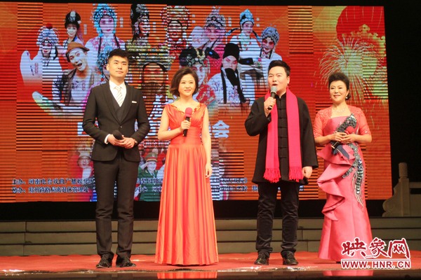 戲迷春晚主持人月陽（右二）、李亞楠（右一）、王巖（左二）、王曉凡（左一）