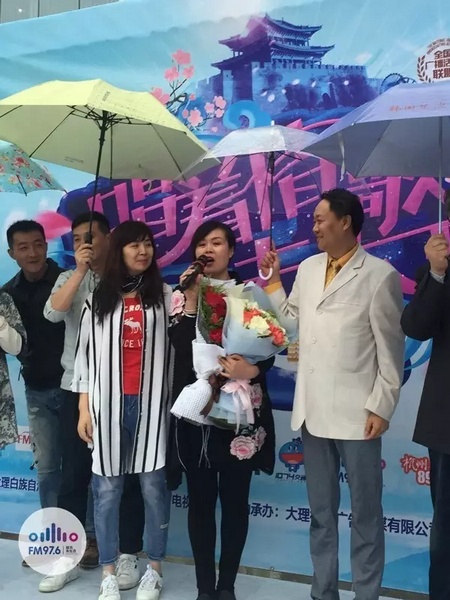 海波瞞著妻子，請來妻子的家人，耿梅驚喜感動，喜極而泣~