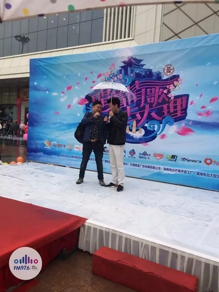 這位男士向遠(yuǎn)在家鄉(xiāng)的妻子隔空表白，勇氣真是大大的，您對妻子的愛，已經(jīng)超越萬水千山。