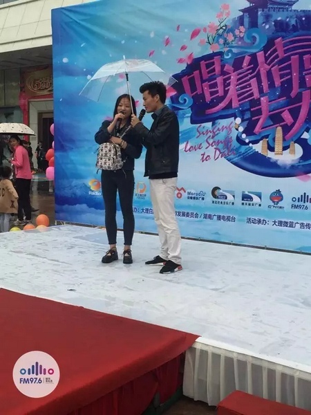這是一位在校大學(xué)校，暗暗的喜歡純純的愛。