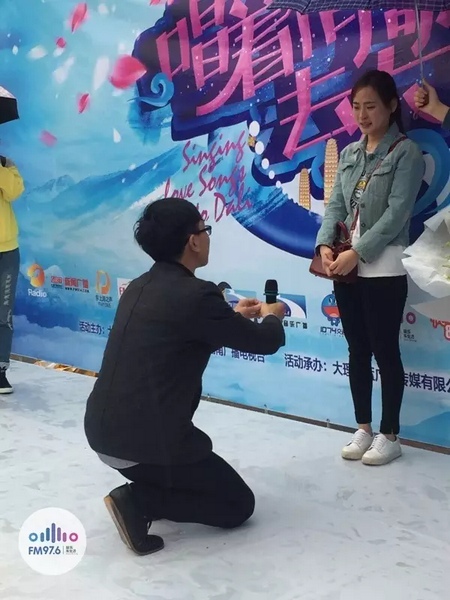 蘇世龍手捧戒指，單膝跪地向夢夢求婚，夢夢激動的說不出話來，點(diǎn)頭答應(yīng)~