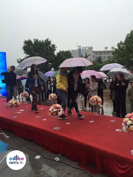 　　好友從屏幕后面走出來，他們特意從陜西、平頂山趕來為兩人送出祝福。