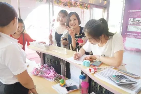 到場嘉賓均獲得巧克力一盒，女士另外還獲得獲得玫瑰花一支。