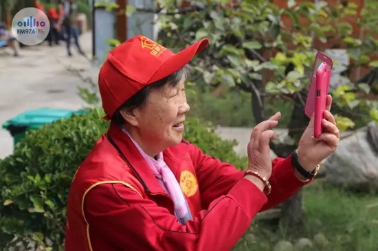 爺爺奶奶叔叔阿姨被盛運(yùn)莊園的景致吸引，紛紛拍照留影