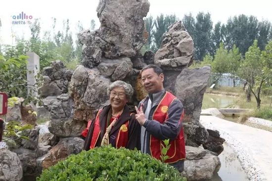 爺爺奶奶叔叔阿姨被盛運(yùn)莊園的景致吸引，紛紛拍照留影