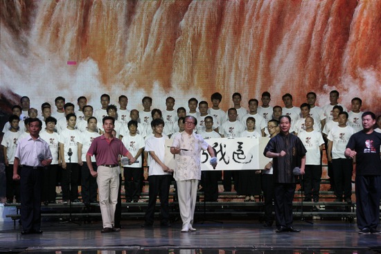著名表演藝術(shù)家、唐派傳人賈廷聚（中），率眾弟子演唱唐派經(jīng)典名段《還我河山》