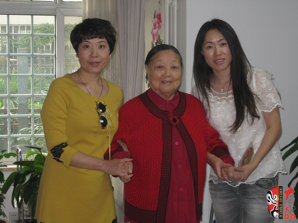 河南電臺戲曲廣播總監(jiān)木子（左)、央視戲曲頻道欄目總編李穎（右）與馬金鳳（中）合影