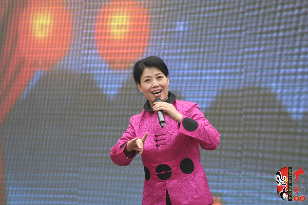 著名曲劇表演藝術(shù)家、中國戲劇梅花獎獲得者方素珍演唱曲劇《風雪配》選段“今日是我出閨的前一天晚上”