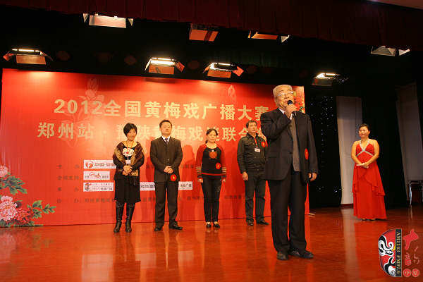 選手五人一組上臺(tái)表演，臺(tái)上為第一組選手