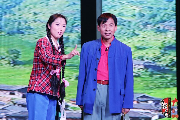第二場，河南省豫劇三團(tuán)優(yōu)秀演員劉海功（右）飾栓保，安陽市票友景永芳（左）飾銀環(huán)