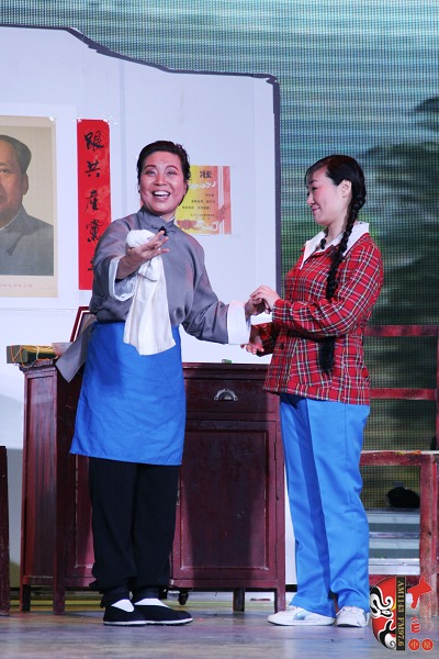 第三場，河南電臺戲曲廣播總監(jiān)木子（左）飾栓保娘，《梨園星秀場》《有你就有戲》主持人媛媛（右）飾銀環(huán)