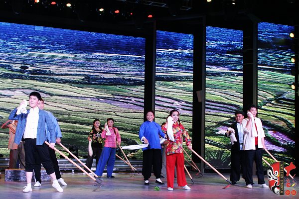 群眾勞動場面，劇中演員包含票友、專業(yè)演員、戲迷
