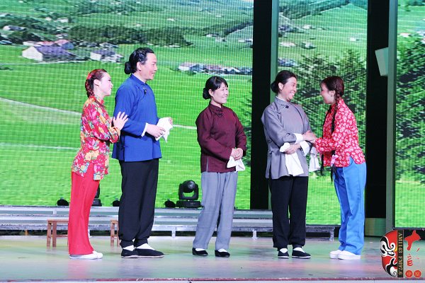 著名戲曲節(jié)目主持人、河南電臺戲曲廣播當(dāng)家小生月陽（左二）反串飾演二大娘