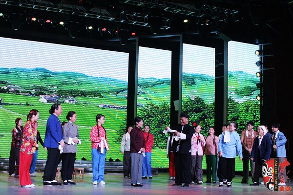 眾鄉(xiāng)親場面——包含河南電臺戲曲廣播主持人，專業(yè)戲曲演員、戲曲票友，河南電臺戲曲廣播聽眾