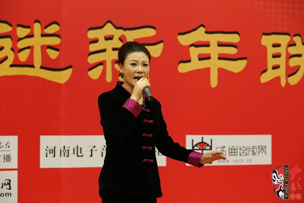 戲曲廣播主持人王唯、曉琴、丁蘭、李鋮及鄭州市曲劇團優(yōu)秀演員張娜共同表演的小品《賣鞋》