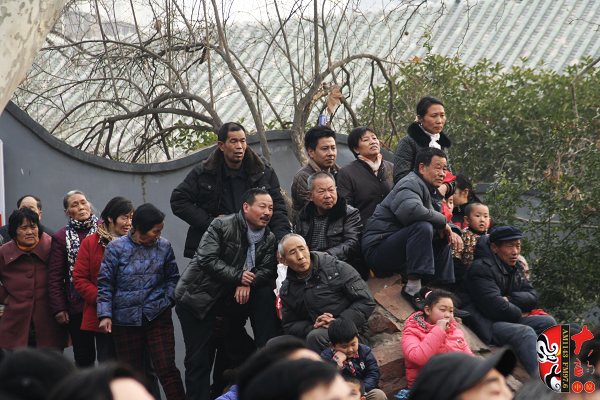 人民公園演出現(xiàn)場(chǎng)擠滿了觀眾，圖為觀眾爬上假山山頭