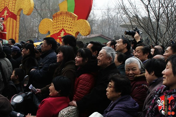 人民公園現(xiàn)場(chǎng)人頭攢動(dòng)，其他媒體記者不得不舉起相機(jī)拍照