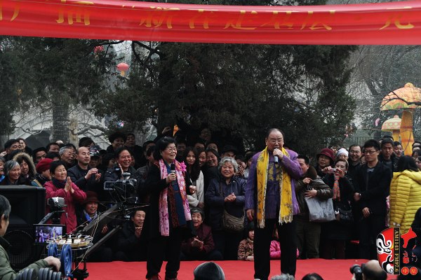著名豫劇表演藝術(shù)家楊華瑞（左）、王善樸（右）合唱歌曲《天不下雨天不刮風(fēng)天上有太陽(yáng)》