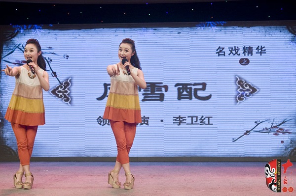 高玉明、高玉慧雙胞胎姐妹助興表演