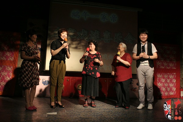 戲曲廣播總監(jiān)木子、豫劇表演藝術家楊華瑞、高潔、戲曲廣播當家小生月陽、票友張華合作表演《朝陽溝》選段