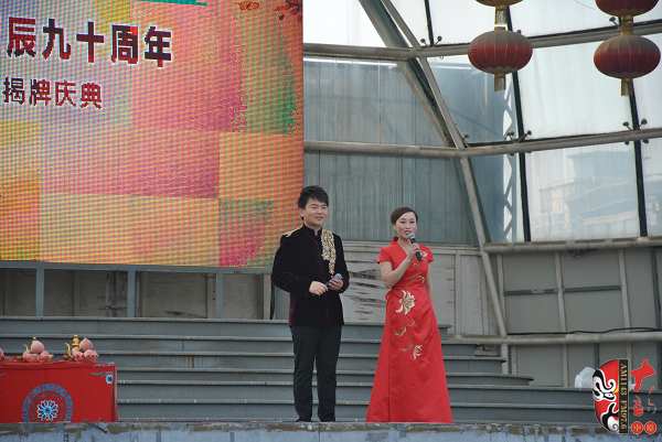 主持人：河南電臺戲曲廣播副總監(jiān)張彤（右）、著名戲曲節(jié)目主持人、戲曲廣播當家小生月陽（左）