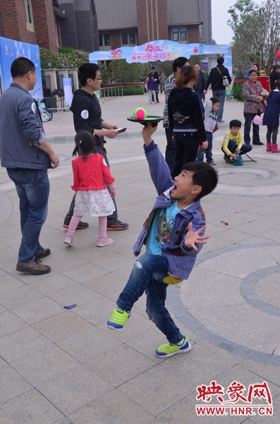 小弟弟，你玩?zhèn)€托球不用這么夸張吧，哈哈！