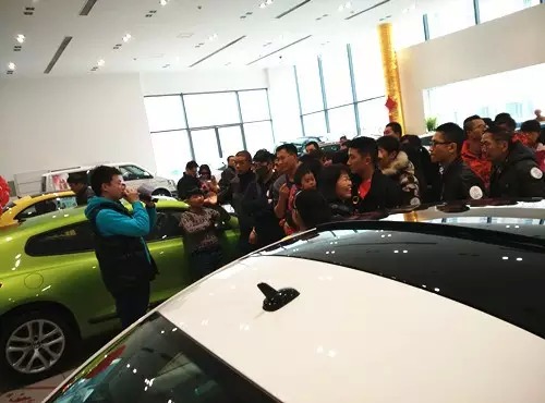 現(xiàn)場(chǎng)活動(dòng)由私家車(chē)廣播《999車(chē)生活》主播飛揚(yáng)、佳雨主持，新年呵護(hù)，溫暖你一路。