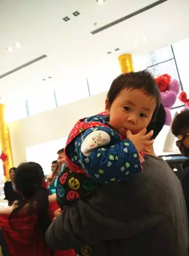 小朋友雖然你骨骼清奇，但是米、油你照樣拎不動(dòng)啊，還是乖乖的油卡拿好吧。