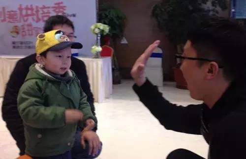 老楊你真心的是童心未泯啊，來，跟叔叔Give Me Five！