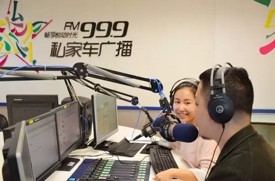 美女嘉賓來做客直播間，麥姐看莫非的眼神，嘖嘖，愛一個人是什么感覺？