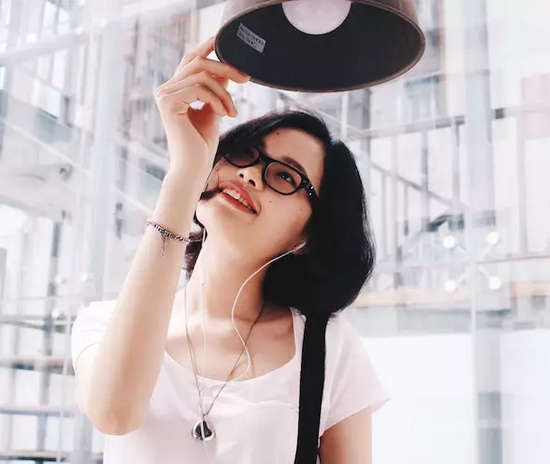 當(dāng)然，怎么能少的了美女出鏡？
