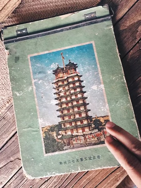 我們撫摸著鄭州的歷史，從中了解它的厚度。