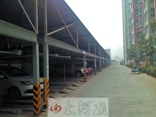 中原區(qū)新禧園小區(qū)，靠著圍墻的空地，建成兩層立體車(chē)庫(kù)。