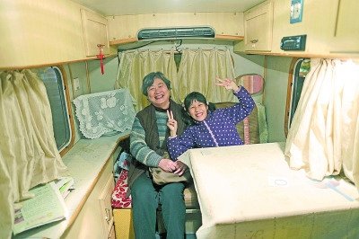  天黑了，外面風雨交加而董怡汶坐在溫暖的房車里。
