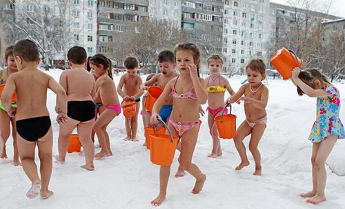 幼兒園的兒童身穿泳裝，在零下25度的雪地里沖涼水澡。