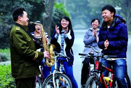 自學(xué)三種樂器，大學(xué)保安哥夢想開音樂會