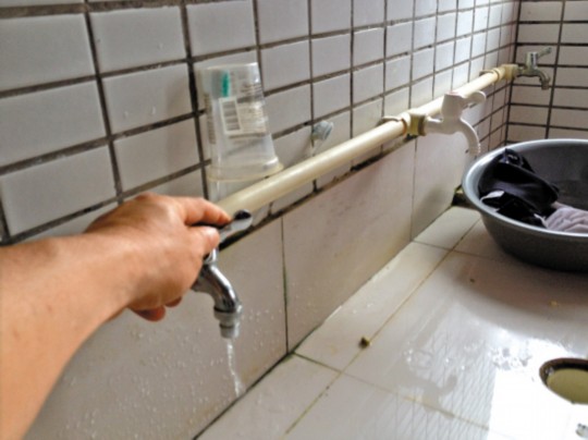 宿舍沒水學生接雨水洗澡？學校稱是學生惡作劇
