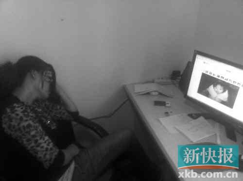 遇難孩子的母親向記者展示女兒生前的照片，一邊掩面而泣