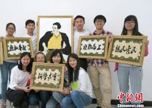 大學(xué)生們?yōu)榧o(jì)念焦裕祿，用黑豆、綠豆、大米等糧食在硬紙板上創(chuàng)作的糧食畫