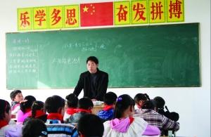 張從友先把妻子帶到學(xué)校，然后會準(zhǔn)時為學(xué)生們上課