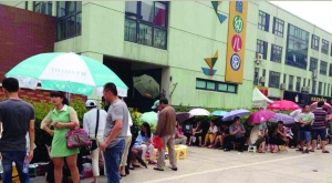 金壇市實驗幼兒園門前，家長在排隊