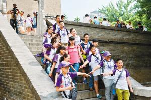 西安小雁塔景區(qū)內(nèi)，學(xué)生們正在古跡前合影留念