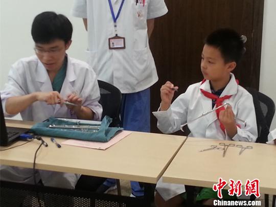 兒童暑期“職業(yè)體驗(yàn)” 醫(yī)生、警察職業(yè)受熱捧
