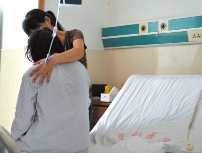 由于前天進行了面部修復手術(shù)，俞燕身體不適，父母24小時陪在她的身邊