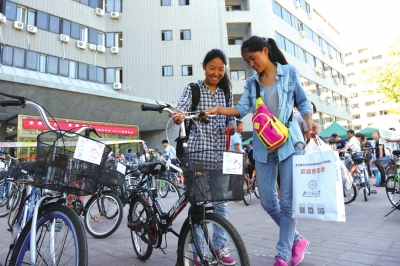 前天，兩名新生在登記后領(lǐng)取了自己的“愛心車”