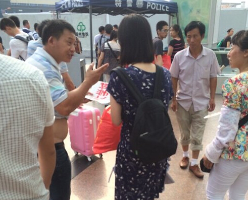 女大學(xué)生一出站，黑車的拉客仔就圍上招攬